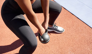 woman lifting kettlebell 